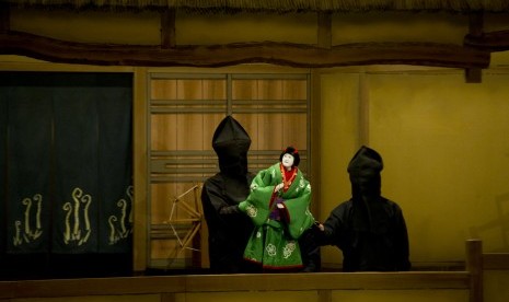 Pertunjukan wayang khas Osaka di Bunraku National Theater Osaka Jepang