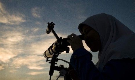 Perukyat menggunakan teleskop saat pemantauan hilal untuk menentukan 1 Ramadhan di Observatorium As-Salam, Sukoharjo, Jawa Tengah.