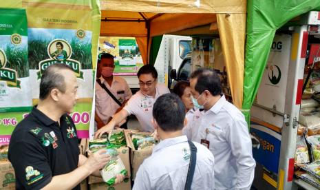 Perum Bulog dan Sugar Group menggelar operasi pasar untuk komoditas gula pasir di Pasar Kramat Jati, Jakarta, Rabu (18/3). Operasi pasar dilakukan seiring adanya kenaikan harga gula yang mencapai Rp 18 ribu per kilogram. (Republika/Dedy Darmawan)