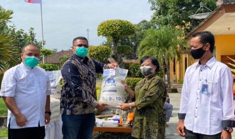 Perum Bulog Kanwil Jawa Tengah menyalurkan Bantuan Beras PPKM 2021 di Jawa Tengah secara simbolis di kantor Kelurahan Mangunjiwan, Kecamatan Demak, Kabupaten Demak, Jawa Tengah, Ahad (18/7) kemarin. Bantuan beras di Jawa Tengah ini menyasar 2.226.076 keluarga penerima manfaat (KPM).