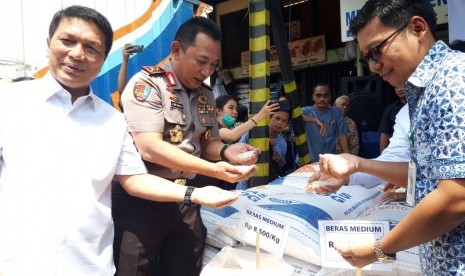 Perum Bulog siap menyuplai 2.000 ton beras medium per hari melalui operasi pasar ke Pasar Induk Beras Cipinang (PIBC), Kamis (22/11). 