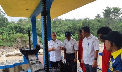  Perum Jasa Tirta (PJT) II Jatiluhur, menerjunkan tim gabungan untuk menginspeksi saluran irigasi. Salah satunya, saluran yang membentang ke Bendung Leuwi Nangka.