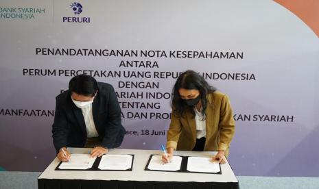 Perum Percetakan Uang Republik Indonesia (Peruri) melakukan penandatanganan Memorandum of Understanding (MoU) atau Nota Kesepahaman bersama dengan Bank Syariah Indonesia pada Jumat (18/6).