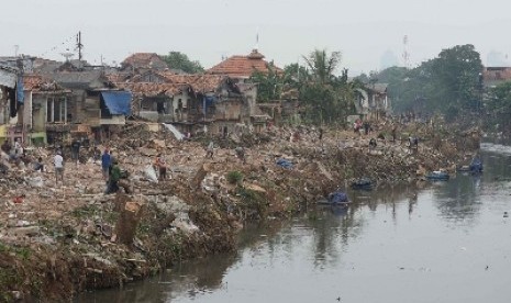 Perumahan di Kampung Pulo, Jatinegara yang berada di bantaran sungai Ciliwung.