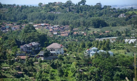 Perumahan-perumahan mewah di Kawasan Bandung Utara (KBU). Hingga saat ini pembangunan-pembangunan tampa izin masih kerap dilakukan. (Republika/Edi Yusuf).