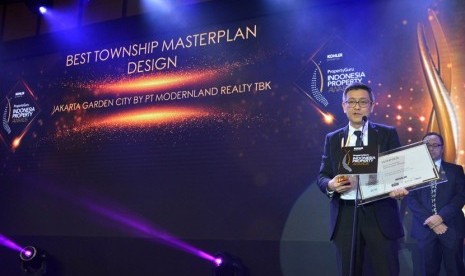 Perumahan skala kota (township) Jakarta Garden City meraih penghargaan “Best Township Masterplan Design” di ajang PropertyGuru Indonesia Property Awards 2019. Managing Director Business Development & Marketing PT Modernland Realty Tbk David Iman Santosa memberi sambutan setelah menerima penghargaan.