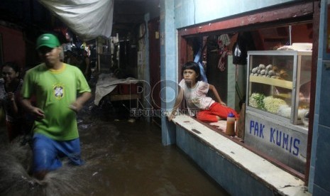  Perumahan warga yang terendam air di kawasan Kampung Pulo, Jakarta, Ahad (12/1).   (Republika/Yasin Habibi)