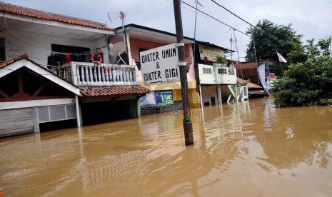  Perumahan yang terendam luapan air Sungai Ciliwung, tak jauh dari lokasi tanggul yang jebol di Jalan H Bawah, Kelurahan Kebon Baru, Kecamatan Tebet, Jakarta Selatan, Rabu (22/1).   (Republika/Prayogi)