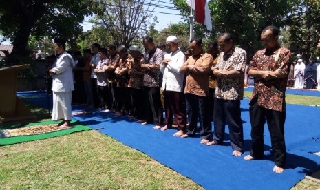 Perumda Air Minum (PDAM) Toya Wening Kota Solo menggelar sholat istisqa untuk meminta hujan, di halaman Kantor PDAM Kota Solo, Kamis (12/9). Sholat istisqa diikuti sekitar 50 orang karyawan PDAM Solo. 