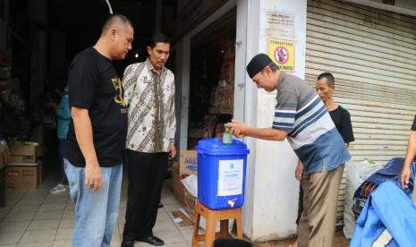 Perumda Pasar Berintan Kota Cirebon memasang temporary wastafel di 10 pasar tradisional di Kota Cirebon. Kota Cirebon dinyatakan masuk zona biru dan siap untuk melakukan adaptasi kebiasaan baru (AKB). 