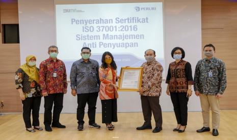 Peruri menerima sertifikat Sistem Manajemen Anti Penyuapan ISO 37001:2016 yang dikeluarkan oleh PT Mutuagung Lestari sebagai perusahaan penyelenggara sertifikasi berskala internasional, Kamis (4/9). Sertifikat diterima secara langsung oleh Direktur Utama Peruri, Dwina Septiani Wijaya yang diserahkan oleh Direktur Keuangan PT Mutuagung Lestari, Sumarna dan disaksikan secara virtual oleh Ketua Dewan Pengawas Peruri, Rizal Affandi Lukman. 