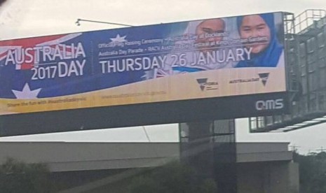 Perusahaan iklan QMS telah menurunkan sebuah billboard (papan iklan) di Melbourne yang mempromosikan perayaan Australia Day yang berisi gambar dua perempuan yang mengenakan hijab, setelah mendapatkan protes dan ancaman.