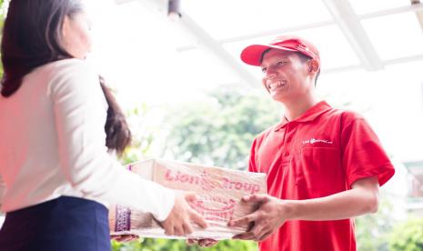 Perusahaan jasa pengiriman Lion Parcel atau PT. Lion Express kembali meluncurkan inovasi layanan ‘ONEPACK’. Layanan ini menawarkan kemudahan pengiriman barang secara cepat hanya dalam satu hari dengan jaminan uang kembali, Kamis (16/7)