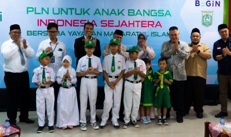 PT PLN (Persero) menggandeng PT Dasha Arta Guna Ciptakarya dan BEGiN memberikan bantuan aplikasi Homer Learning dan CodeSpark untuk siswa Sekolah Dasar Yayasan Pendidikan Manaratul Islam.