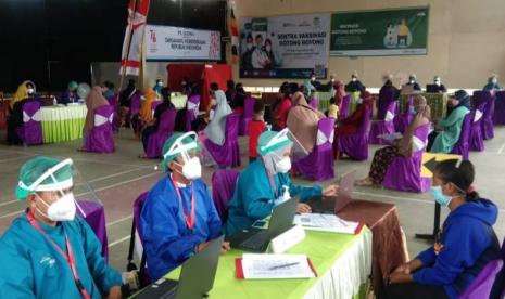 Perusahaan perkebunan kelapa sawit Grup Astra International, PT Astra Agro Lestari Tbk, bekerja sama dengan PT Kimia Farma Diagnostika (KFD), cucu usaha PT Kimia Farma Tbk untuk memvaksinasi pekerja dan keluarga mereka. 