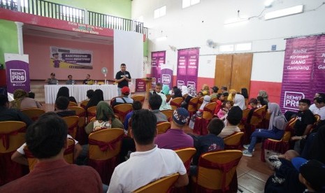 Perusahaan teknologi finansial, Remit Pro saat memberikan bantuan pendidikan buat anak-anal buruh migran dari Desa Bojong Tengah, Kecamatan Pusakajaya, Subang. 