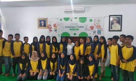 Perusahaan transaksi keuangan digital yang inovatif, Cashwagon memberikan bantuan kepada rumah yatim piatu Yos Sudarso di Cilandak, Jakarta Selatan.