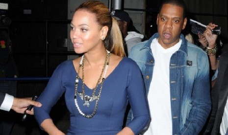 Perut Beyonce tampak hamil saat bersama suaminya Jay Z