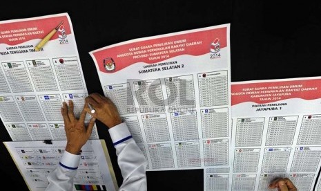  Perwakilan 15 partai politik menandatangani dummy surat suara di Kantor Komisi Pemilihan Umum (KPU), Jakarta, Selasa (3/12).     (Republika/ Tahta Aidilla)  