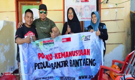 Perwakilan alumni FE Ekonomi Unhas Erwin Rani dan Irawati (tengah) usai menyerahkan bantuan  yang disalurkan melalui ACT untuk korban banjir bandang di Bantaeng, Sulsel.  