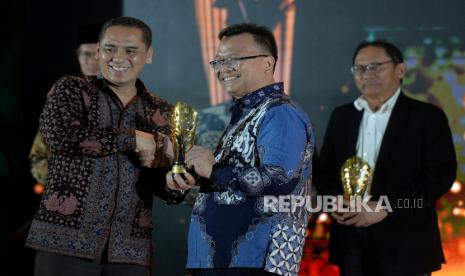 Perwakilan Aman Palestin menerima Anugerah Syariah Republika 2023 Kategori Lembaga Filantropi Edukasi Kemanusiaan Palestina, Jakarta, Kamis (30/11/2023).