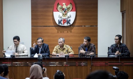 Perwakilan Asosiasi Pengajar Hukum Tata Negara yang juga mantan Ketua Mahkamah Konstitusi Mahfud MD (kedua kiri) dan Guru Besar Fakultas Hukum Universitas Andalas Yuliandri (kedua kanan) menyampaikan keterangan pers didampingi Ketua KPK Agus Rahardjo (tengah), Wakil Ketua Laode Muhammad Syarif (kiri), Juru Bicara KPK Febri Diansyah (kanan) di Jakarta, Rabu (14/6). 