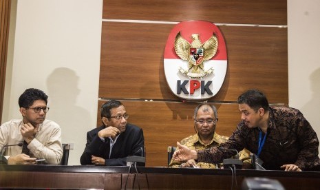 Perwakilan Asosiasi Pengajar Hukum Tata Negara yang juga mantan Ketua Mahkamah Konstitusi Mahfud MD (kedua kiri) dan Guru Besar Fakultas Hukum Universitas Andalas Yuliandri (kanan) menyampaikan keterangan pers didampingi Ketua KPK Agus Rahardjo (kedua kanan) serta Wakil Ketua Laode Muhammad Syarif (kiri) di Jakarta, Rabu (14/6). 