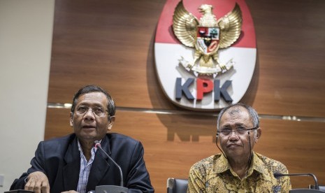 Perwakilan Asosiasi Pengajar Hukum Tata Negara yang juga mantan Ketua Mahkamah Konstitusi Mahfud MD (kiri) bersama Ketua KPK Agus Rahardjo (kanan). 