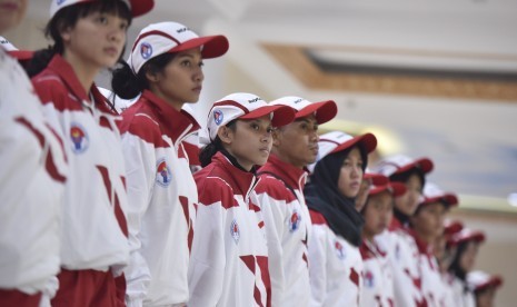 Perwakilan atlet mengikuti upacara pengukuhan kontingen Indonesia untuk SEA Games XXIX di Kuala Lumpur, Malaysia, di Wisma Kemenpora, Senayan, Jakarta, Rabu (2/8).