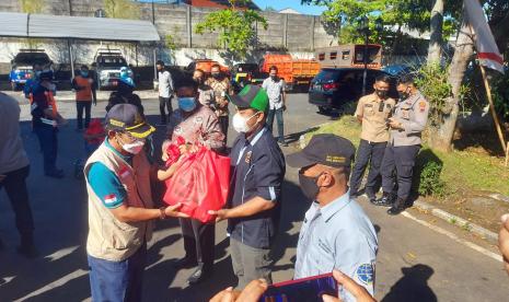 Perwakilan awak angkutan umum menerima secara simbolis bantuan sosial (bansos).