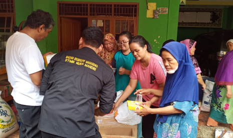 Perwakilan BEM STMIK Nusa Mandiri memberikan bantuan logistik kepada warga yang terdampak banjir di Jalan RA  Kartini, Bekasi. Rabu (1/1).