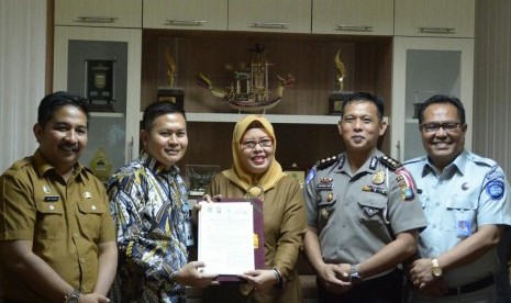 Perwakilan dari Badan Pengelolaan Pajak dan Retribusi Daerah (BP2RD) Provinsi Kepri, Bank BJB, Dirlantas Polda Kepri, dan PT Jasa Raharja (Persero) Kepri usai menandatangani perjanjian kerjasama terkait bjb e-Samsat di Provinsi Kepri, belum lama ini.  