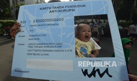 Perwakilan dari Gerakan Sapu Koruptor (Satu padu Lawan Koruptor) melakukan aksi simbolik kawal kasus korupsi KTP elektronik di Kawasan Bundaran HI, Jakarta, Ahad (19/3). 