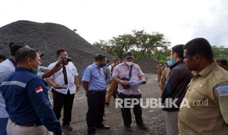 Perwakilan dari Komisi Pemberantasan Korupsi (KPK) Dian Patria (ketiga kanan) saat berada di Papua.