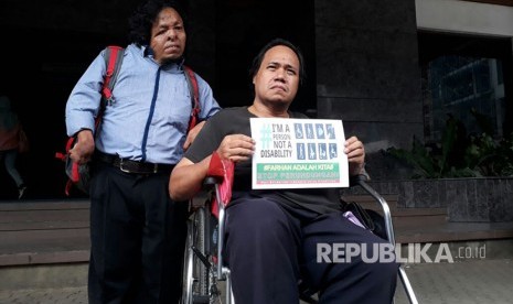 Perwakilan dari Masyarakat Peduli Hak-hak Penyandang Disabilitas (MPHPD) dalam konferensi persnya terkait perundungan terhadap MF di Universitas Gunadarma, Depok, Jawa Barat, Kamis (20/7).