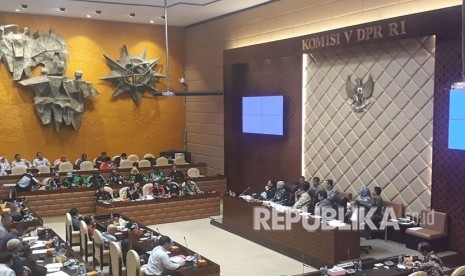 Perwakilan dari pengemudi ojek online melakukan audiensi dengan Komisi V DPR, Senin (23/4). Audiensi dilakukan di tengah unjuk rasa para pengemudi ojek online di Jakarta maupun dari berbagai daerah pada Senin hari ini di kawasan Senayan dan depan Gedung DPR.