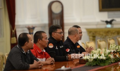 Representatives of ojek online (Ojol) drivers meet with President Joko Widodo at Merdeka Palace, Jakarta, Tuesday (March 27).