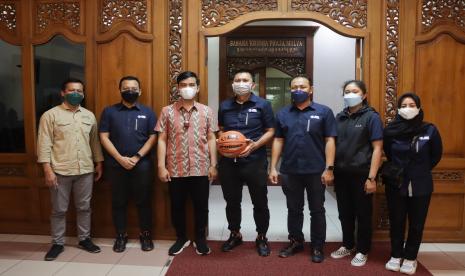 Perwakilan DBL Indonesia yang dipimpin Azrul Ananda bersama Wai Kota Surakarta Gibran Rakabuming Raka. 