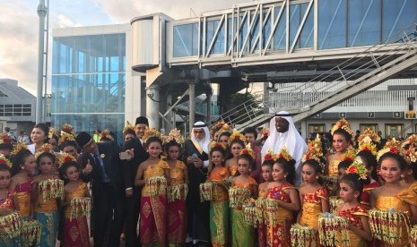 Perwakilan delegasi dari Kerajaan Arab Saudi berfoto bersama 50 penari anak asal Bali di Bandara Internasional I Gusti Ngurah Rai, Sabtu (4/3)                         