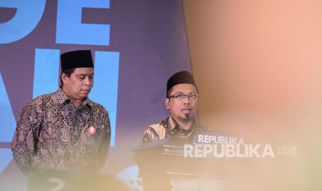 Perwakilan dewan juri ajang Anugerah Syariah Republika (ASR) 2019 Hasan Murtiaji (kanan) bersama Elba (kiri) mengumumkan pemenang penghargaan ASR 2019 di Hotel JW Marriott, Jakarta, Selasa (19/11).