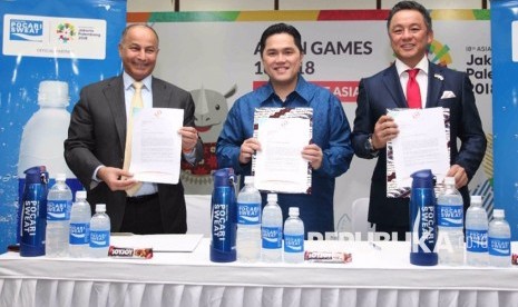 Perwakilan Dewan Olimpiade Asia (OCA) Husain Al Mussala (kiri), Ketua INASGOC Erick Thohir (tengah) dan Presiden Direktur PT Amerta Indah Otsuka, Yoshihiro Bando dalam penandatanganan kerja sama sponsorship Asian Games 2018 di Jakarta, Selasa (14/11).