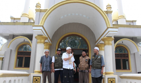 Perwakilan DPP Wahdah Islamiyah mengunjungui masjid yang dibangun oleh Puang Busli,  pengusaha asal Sengkang Kabupaten Wajo Sulawesi Selatan yang berada di tengah hutan desa.