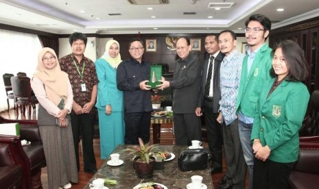 Perwakilan Fakultas Hukum Universitas Nasional meminta Ketua MPR Zulkifli Hasan memberikan kuliah umum dalam rangka HUT Fakultas Hukum.