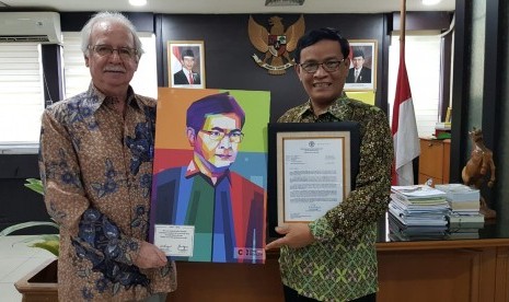 Perwakilan FAO memberikan penghargaan kepada Dirjen Peternakan dan Kesehatan Hewan I Ketut Diarmita