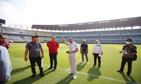 Perwakilan FIFA saat meninjau kesiapan Stadion Gelora Bung Tomo (GBT). Walkot Surabaya sebut sarana prasarana di Stadion GBT siap digunakan Piala Dunia U-17