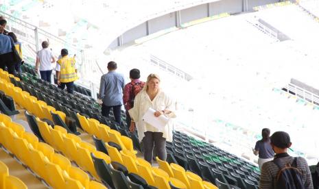 Perwakilan FIFA saat meninjau kesiapan Stadion Gelora Bung Tomo (GBT) menjelang perhelatan Piala Dunia U-20. 