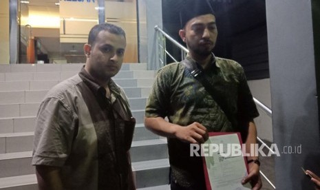 Eks politikus Partai Solidaritas Indonesia (PSI) Habib Husin Shihab (kanan) didampingi kuasa hukumnya melaporkan kasus ujaran kebencian ke Polda Metro Jaya, Jakarta Selatan, Selasa (22/5).