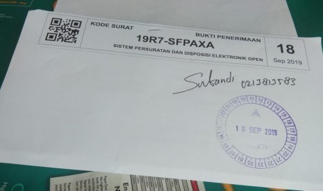 Perwakilan jamaah korban First Travel Zuherial dan Slamet Subekti mengirimkan surat kepada Presiden RI Joko Widodo, Rabu (18/9). I