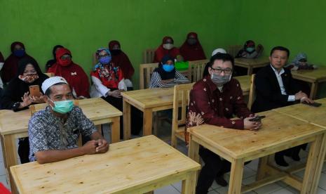  Perwakilan K-eco Pax Global Michael Sou Myung Ryul, serta Effendi Go dan perwakilan dari DLH DKI Jakarta, saat peresmian bangunan labolatorium komputer di Sekolah Alam Tunas Mulia, Sumur Batu, Bantar Gebang, Kota Bekasi, Selasa (23/6)