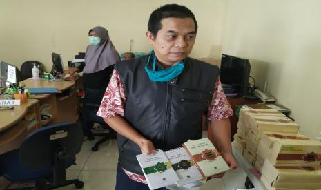 Kemenag Tasikmalaya Mulai Sosialisasikan Soal Pembatalan Haji. Foto: Perwakilan KBIH di Kota Tasikmalaya mengambil buku panduan manasik haji di Kantor Kemenag Kota Tasikmalaya, Rabu (3/6). Buku itu akan diberikan kepada calhaj yang batal berangkat pada tahun ini. 